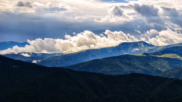 絵のように美しいカルパチア山脈の風景、高さからの眺め、チョルノゴラリッジ、ウクライナ. - 写真・画像