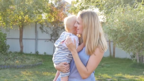 Joven hermosa madre abrazando a su pequeño hijo
 - Imágenes, Vídeo