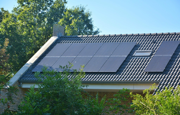 Солнечные батареи на крыше дома
 - Фото, изображение