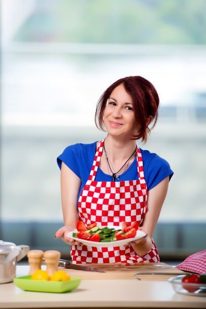 Mujer preparando ensalada en la cocina - Foto, Imagen