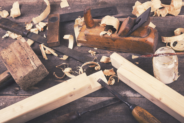 carpintería - herramientas de carpintería vintage sobre mesa de madera
 - Foto, Imagen