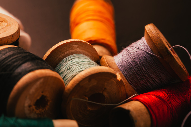 vintage reel of thread and thimble on a wooden background - Foto, Imagem