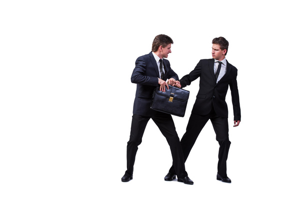 Dos gemelos hombres de negocios discutiendo entre sí aislados en blanco - Foto, Imagen