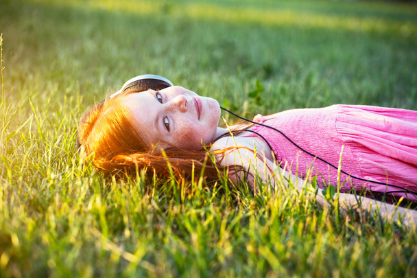redhead girl with headphones - Φωτογραφία, εικόνα