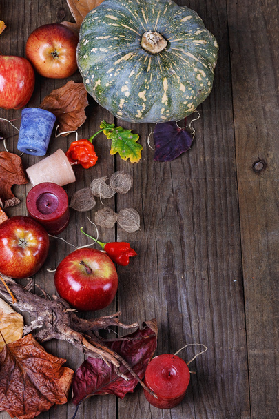 Осенний фон с тыквой, яблоками и листьями
 - Фото, изображение