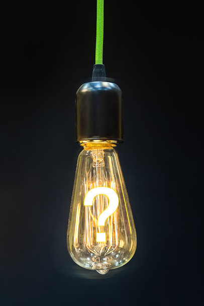 Glühbirne mit leuchtendem Fragezeichen drinnen, Kreativitätskonzept - Foto, Bild