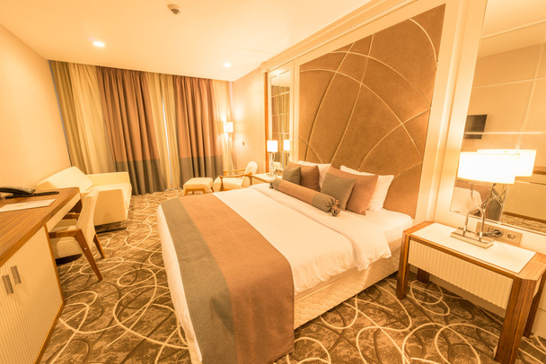 Moderní hotelový pokoj s velkou postelí - Fotografie, Obrázek