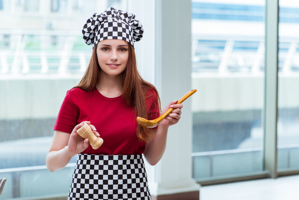 Giovane casalinga che prepara zuppa in cucina
 - Foto, immagini