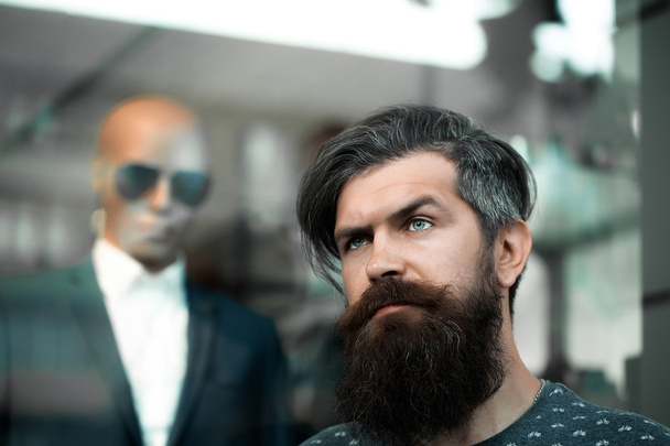 bearded man near showcase with dummy - Zdjęcie, obraz