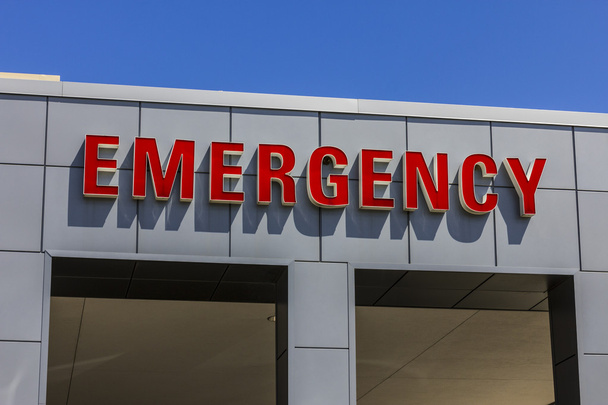 ローカル病院 Xi の赤い緊急エントランス サイン - 写真・画像