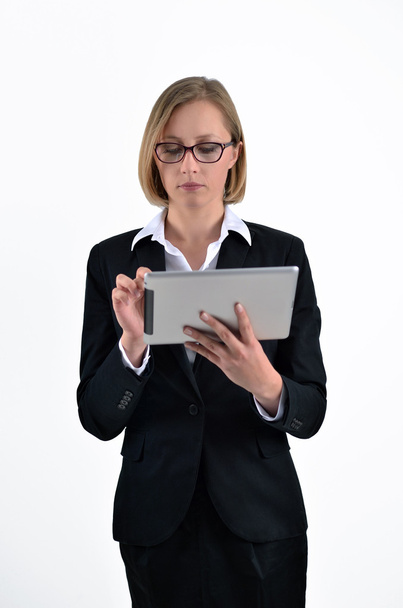 Attrayant jeune femme d'affaires en utilisant une tablette pc
 - Photo, image