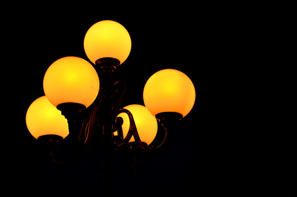 Az éjszaka sötét utcai lámpa - Fotó, kép