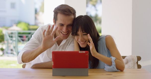 hombre y mujer saludando en el ordenador tableta
 - Foto, imagen