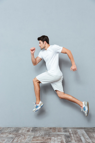 Young serious athletic man jumping isolated - Foto, Imagem