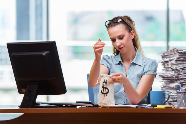 Επιχειρηματίας με χρήματα σάκοι στο γραφείο - Φωτογραφία, εικόνα