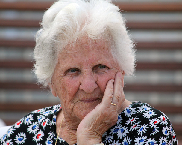güzel yaşlı bir kadın - Fotoğraf, Görsel