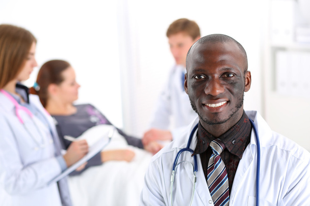 Negro sonriente médico masculino mirar en la cámara
 - Foto, Imagen