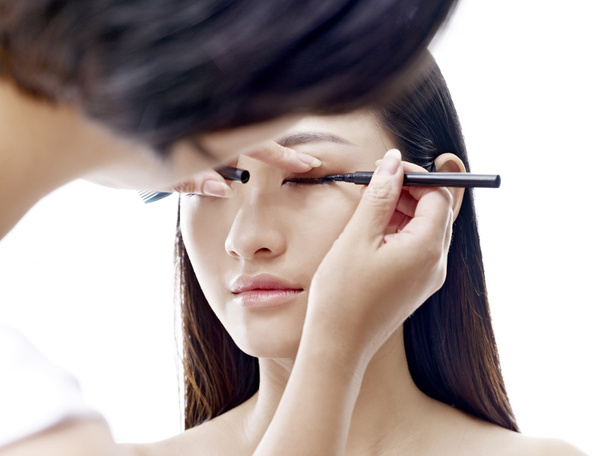 maquilladora trabajando en modelo femenino
 - Foto, imagen