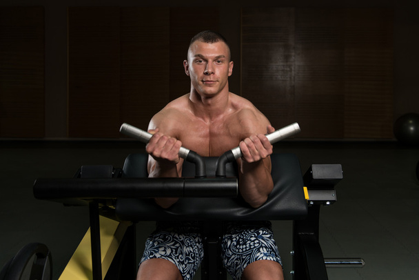 Biceps Exercises On A Machine - Foto, Imagem