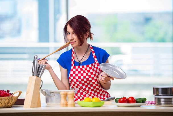 Jonge kok, werken in de keuken - Foto, afbeelding