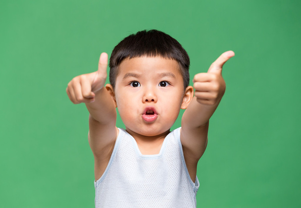 Маленький мальчик показывает большие пальцы вверх
 - Фото, изображение