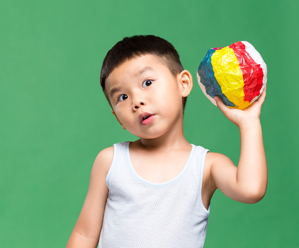 küçük çocuk ile renkli top oynarken - Fotoğraf, Görsel