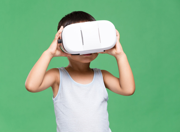 kisfiú a virtuális-valóság sisak - Fotó, kép