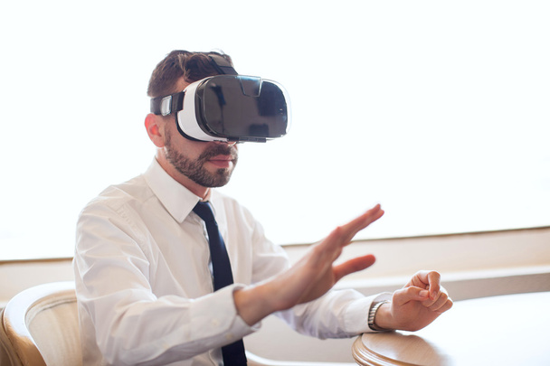 仮想現実の眼鏡をしようとしているビジネスマン - 写真・画像