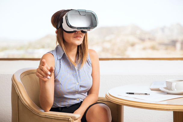 Бизнесвумен пробует виртуальную реальность
 - Фото, изображение