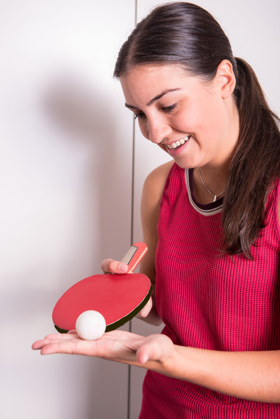 Игрок женского настольного тенниса концентрируется на следующем обслуживании
 - Фото, изображение