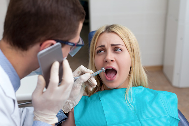 Kobieta w klinice dentysta - Zdjęcie, obraz