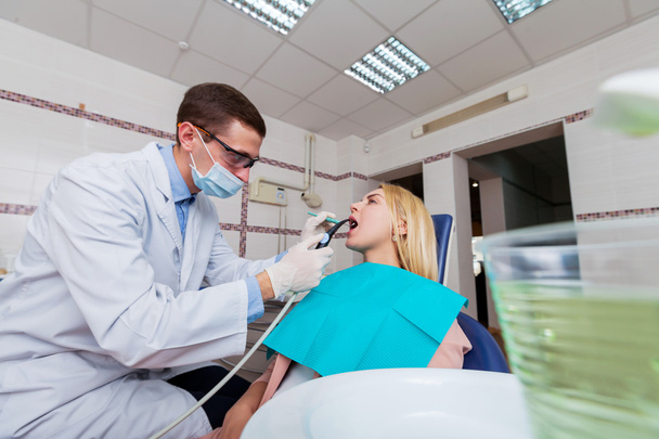 vrouw in tandarts kliniek - Foto, afbeelding