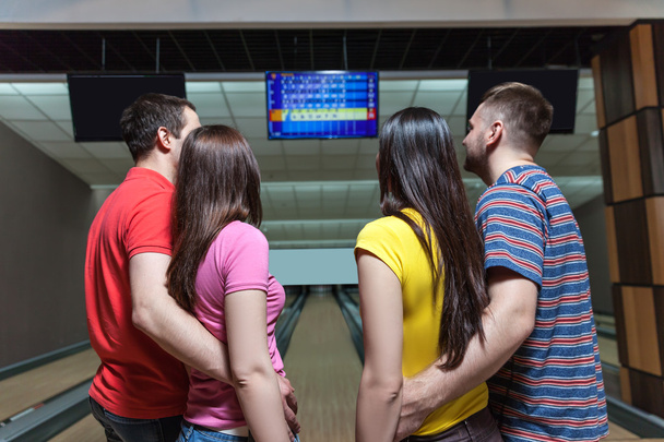 Two couples in bowling - Valokuva, kuva