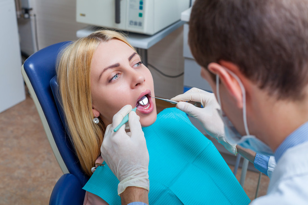 mujer en clínica odontológica
 - Foto, Imagen