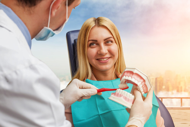 Dentista limpieza mandíbula artificial
 - Foto, Imagen
