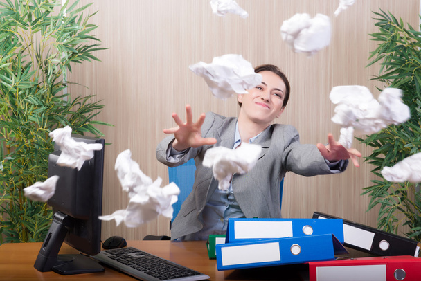 Mulher sob estresse jogando papéis no escritório
 - Foto, Imagem