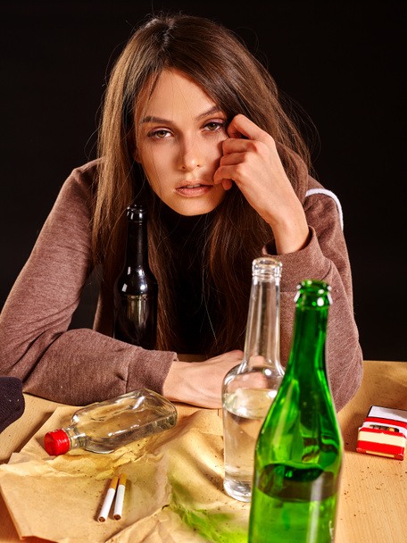 Девушка в депрессии пьет алкоголь
. - Фото, изображение