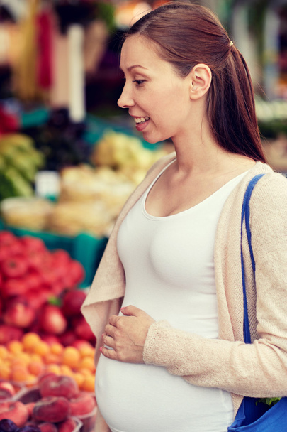 pregnant woman choosing food at street market - Zdjęcie, obraz