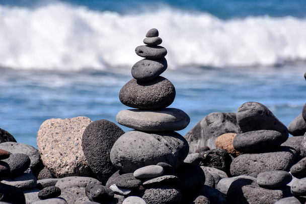Stos kamieni na plaży morskiej - Zdjęcie, obraz
