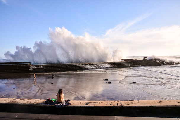 Grandes olas rompiendo en la costa - Foto, Imagen
