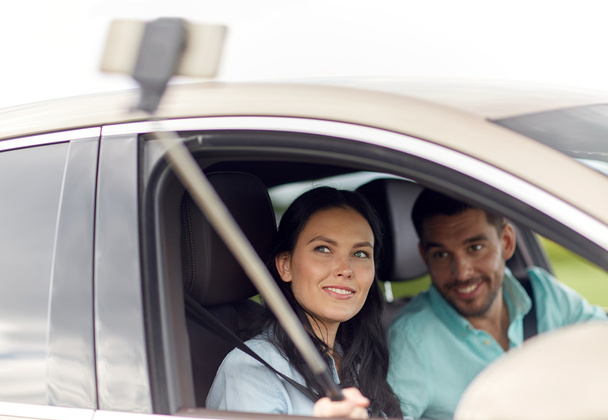 happy couple in car taking selfie with smartphone - Foto, Imagen