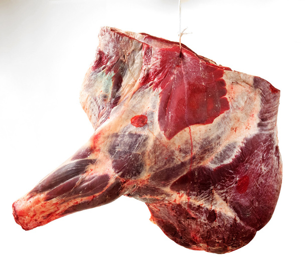 Cuarto delantero de carne de res colgada en una carnicería
 - Foto, imagen