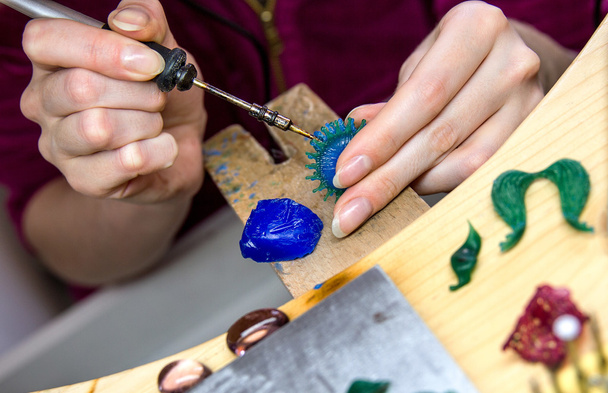 Manos joyero de trabajo en el taller de joyería, artesanía
. - Foto, imagen
