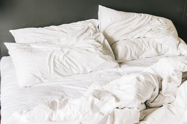 ベッドの上の白い枕 - 写真・画像