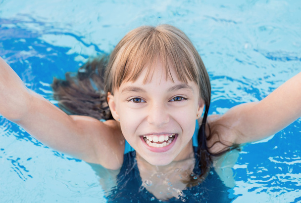 Счастливая девушка в бассейне
 - Фото, изображение