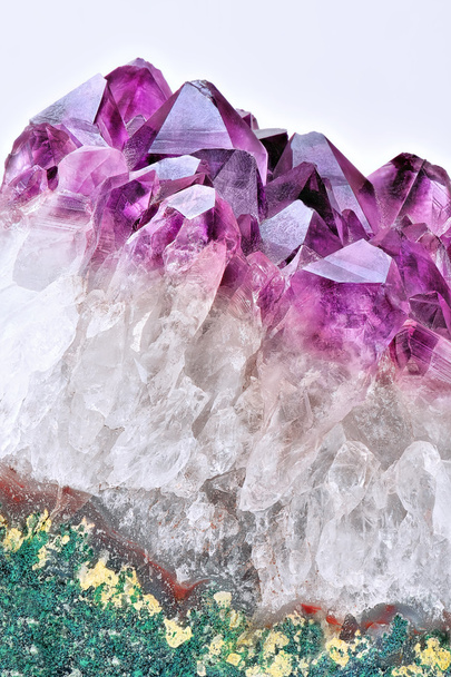 Crystal Stone macro, roxo áspero ametista cristais de quartzo no fundo branco
 - Foto, Imagem