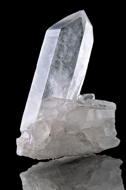 Cristal de quartz pur sur fond noir
 - Photo, image