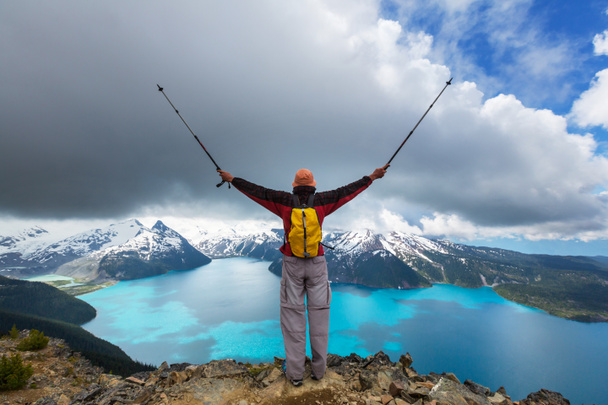 Pěší turistika muž v pohoří v Kanadě - Fotografie, Obrázek