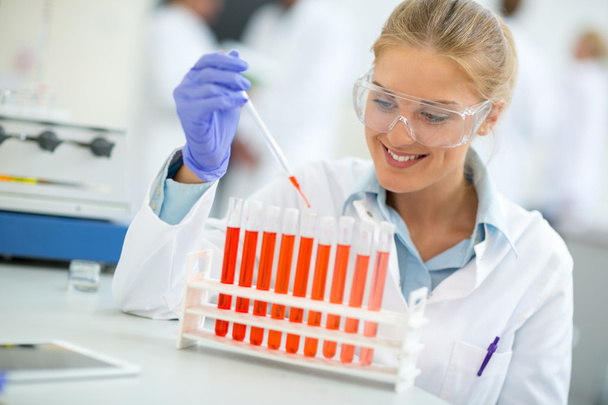 Женщина-химик проводит эксперимент в химической лаборатории
 - Фото, изображение