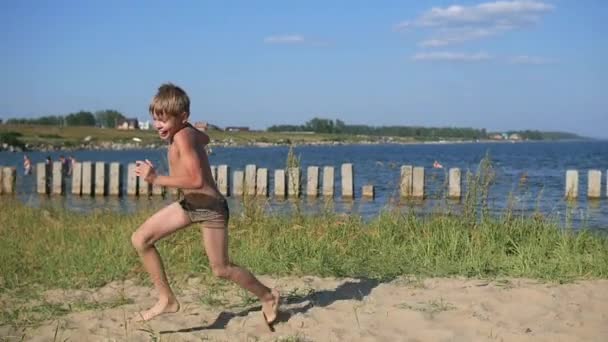 niño corriendo en arena de playa
 - Metraje, vídeo